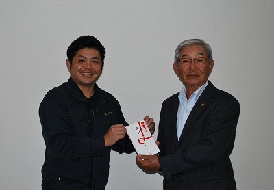 毎年、ありがとうございます。商工会青年部 裏川部長様よりチャリティーゴルフの収益金よりご寄付をしていただきました(令和5年11月2日)